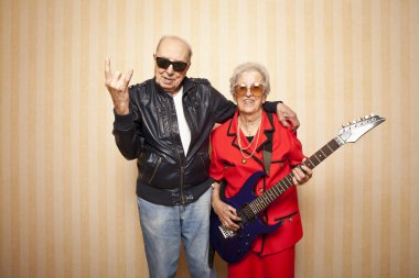 Cool moda elektro gitar ile yaşlı çift