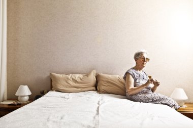 Yatak odasında yaşlı kadın