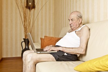 dizüstü bilgisayar ile yaşlı adam