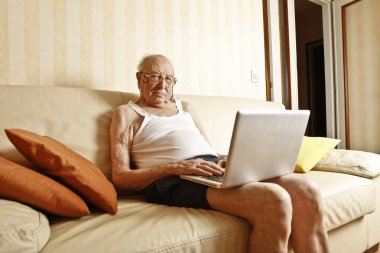 dizüstü bilgisayar ile yaşlı adam