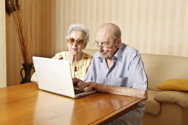 dizüstü bilgisayar ile yaşlı çift