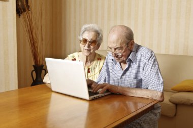 dizüstü bilgisayar ile yaşlı çift