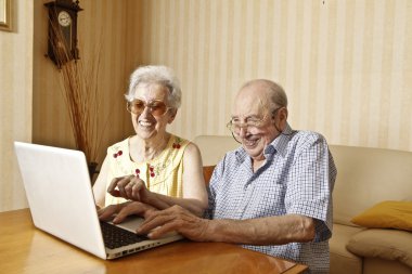 dizüstü bilgisayar ile yaşlı çift
