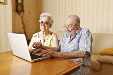 dizüstü bilgisayar ile yaşlı çift