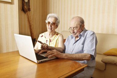 dizüstü bilgisayar ile yaşlı çift