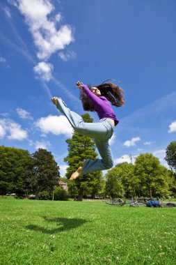 Genç Kız parkta mutlu dans