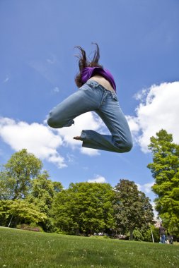 Genç Kız parkta mutlu dans