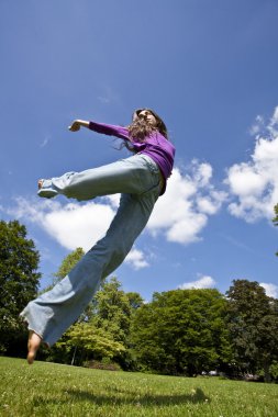 Genç Kız parkta mutlu dans