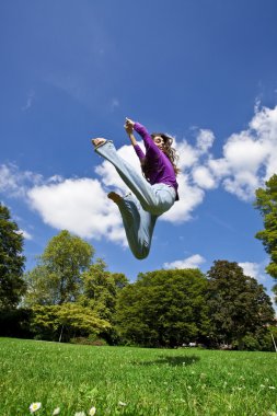 Genç Kız parkta mutlu dans