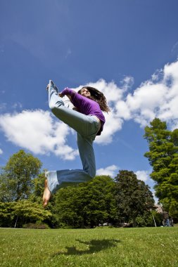 Genç Kız parkta mutlu dans