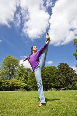 Genç Kız parkta mutlu dans