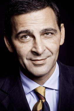 siyah arka plan üzerinde kendine güvenen işadamı portresi