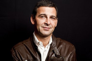 deri ceket siyah bac üzerinde serin bir olgun adam portresi