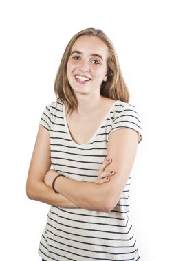 Beyaz arka planda soyutlanmış gülümseyen genç kadın