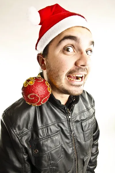 Junger Mann mit Weihnachtskugel — Stockfoto