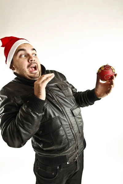 Mladý muž se vánoční koule — Stock fotografie