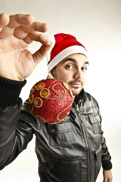 Junger Mann mit Weihnachtskugel — Stockfoto