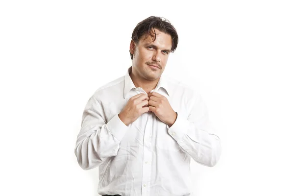 Jovem homem bonito em camisa branca — Fotografia de Stock