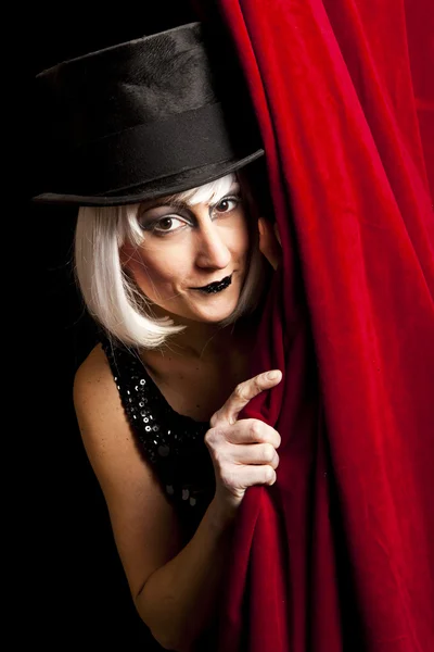 Cabaret performer en el escenario mirando a la audiencia — Foto de Stock