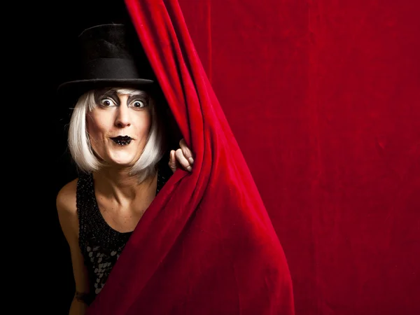 Cabaret artist på scenen tittar på publiken — Stockfoto