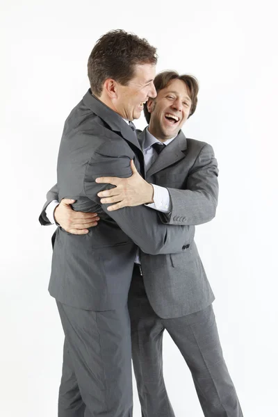 Двое бизнесменов счастливы видеть друг друга изолированными на белом — стоковое фото