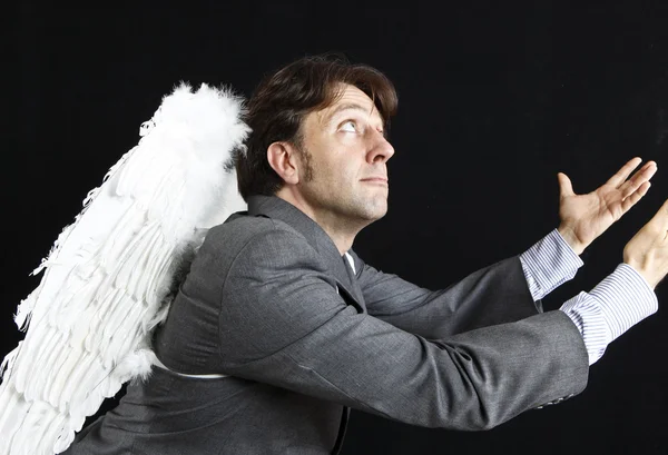 Бизнесмен с ангельскими крыльями — стоковое фото