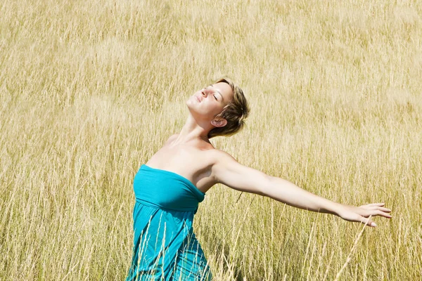 Jonge vrouw ontspannen in de natuur — Stockfoto