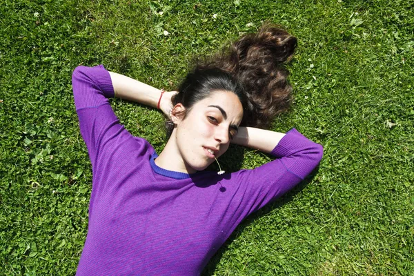 Jong meisje ontspannen op het gras — Stockfoto