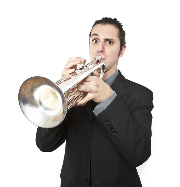 Стильний джаз-чоловік грає трубу на білому тлі — стокове фото