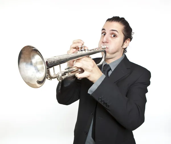 Elegante uomo jazz suonare la tromba su sfondo bianco — Foto Stock