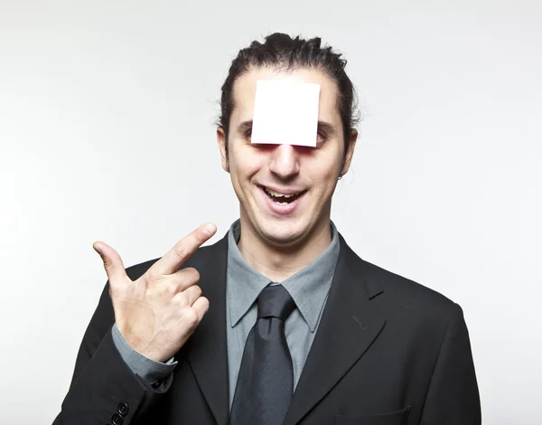 Junger Mann mit leerem Zettel im Gesicht — Stockfoto