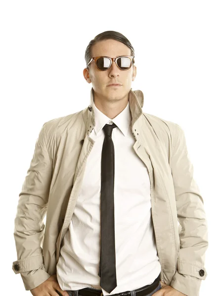 Mode junger Mann mit Sonnenbrille und Trenchcoat — Stockfoto