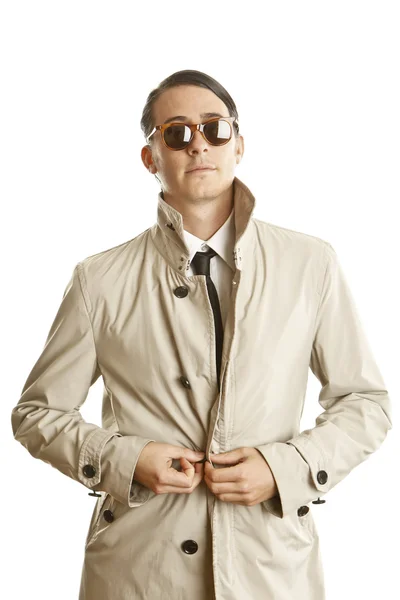 Модний молодий чоловік з сонцезахисними окулярами і тренчем — стокове фото