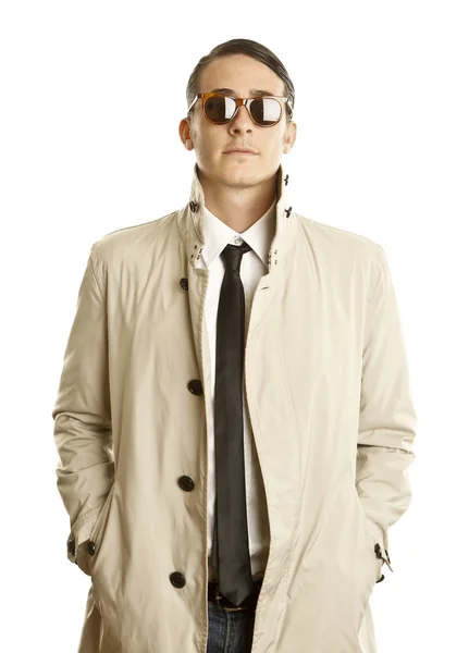 Moda giovane uomo con occhiali da sole e cappotto — Foto Stock