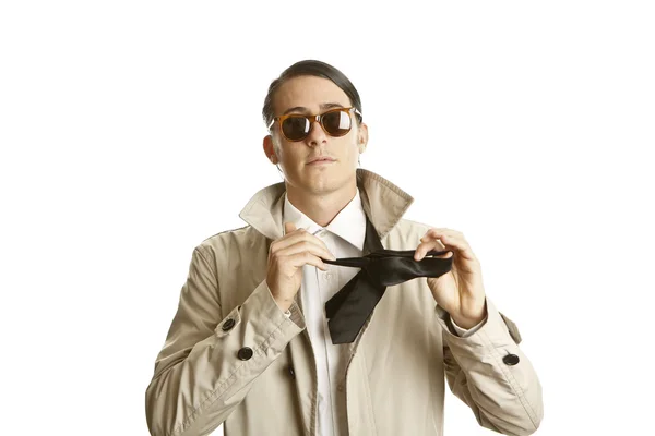 Mode ung man med solglasögon och trenchcoat — Stockfoto