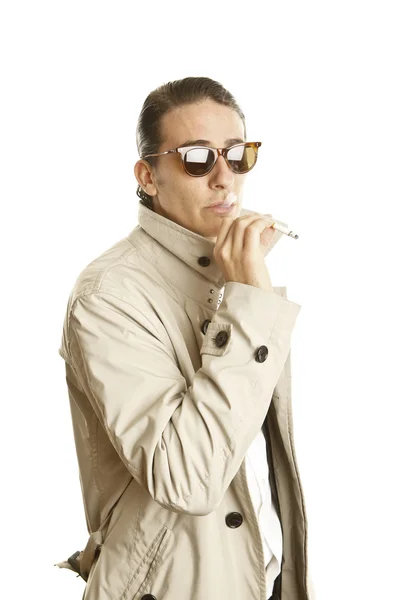 Mode junger Mann beim Rauchen — Stockfoto