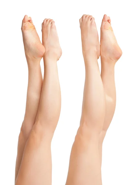 Dois pares de pernas de mulher bonita isolado no branco — Fotografia de Stock