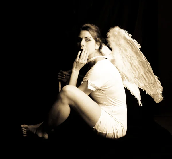 黒の背景の天使 — ストック写真