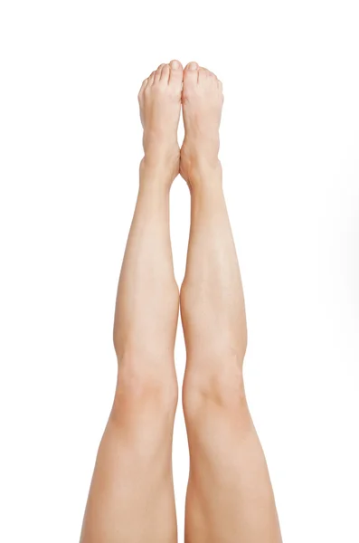 Belas pernas de mulher jovem isolado no branco — Fotografia de Stock
