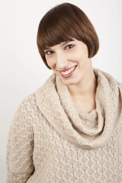 Lachende jonge vrouw portret geïsoleerd op een witte achtergrond — Stockfoto