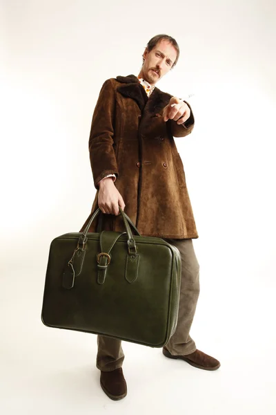 Молодой человек со своим винтажным чемоданом — стоковое фото