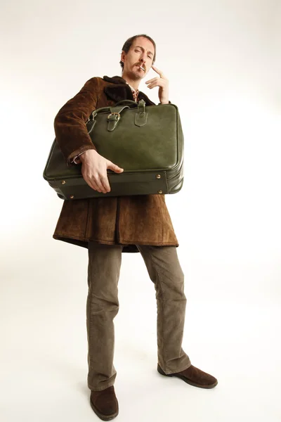 Jeune homme avec sa valise vintage — Photo