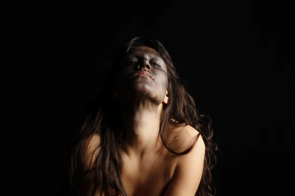 Giovane donna nuda con viso sporco — Foto Stock