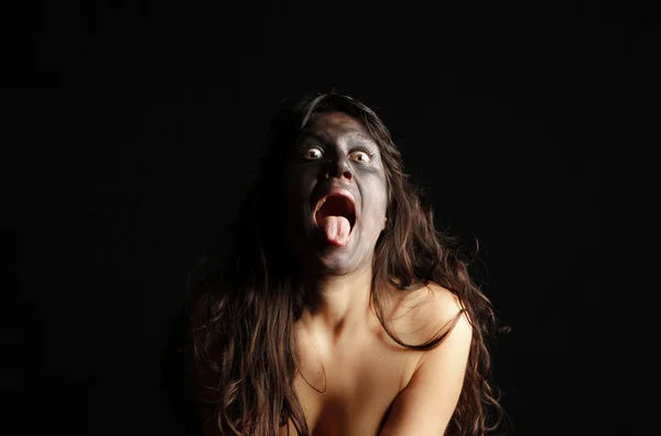 Młoda naga kobieta z brudną twarzą — Zdjęcie stockowe