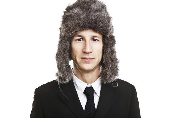 Attraktiver junger Mann mit elegantem schwarzen Anzug, Sonnenbrille und russischem Hut — Stockfoto