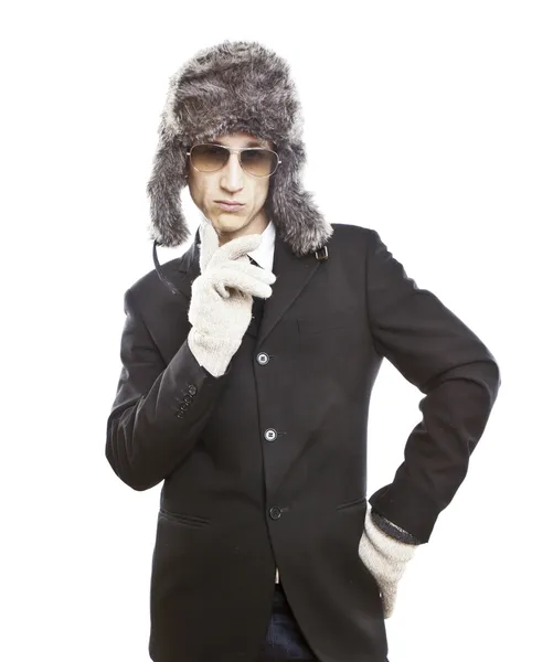 Atractivo joven vestido con elegante traje negro, gafas de sol y sombrero ruso —  Fotos de Stock