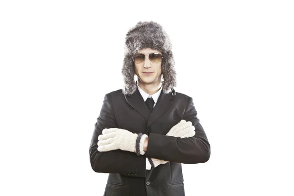 Attraktiver junger Mann mit elegantem schwarzen Anzug, Sonnenbrille und russischem Hut — Stockfoto