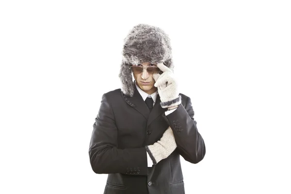 Zarif siyah takım elbise, güneş gözlüğü ve Rus şapka giyen çekici bir genç adam — Stok fotoğraf