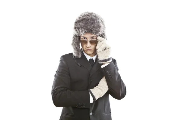 エレガントな黒のスーツ、サングラス、ロシアの帽子を着て魅力的な若い男 — ストック写真