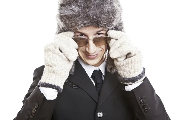 Attraktiver junger Mann mit elegantem schwarzen Anzug, Sonnenbrille und russischem Hut — Stockfoto